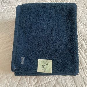Set of four NWT Guess bath towels